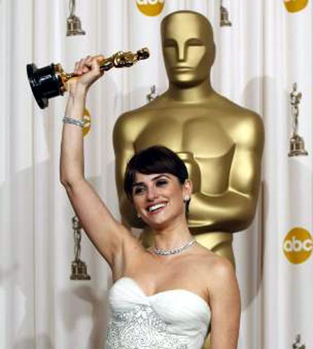 Penelope Cruz Kantongi Piala Oscar