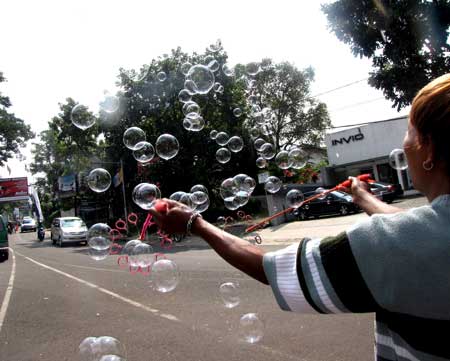 http://images.detik.com/content/2009/07/09/501/gelembung-sabun02.jpg