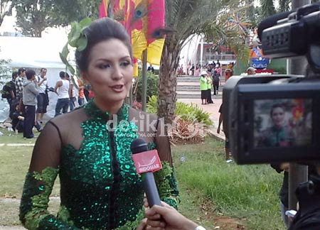 Donna Agnesia Cantik Dengan Kebaya