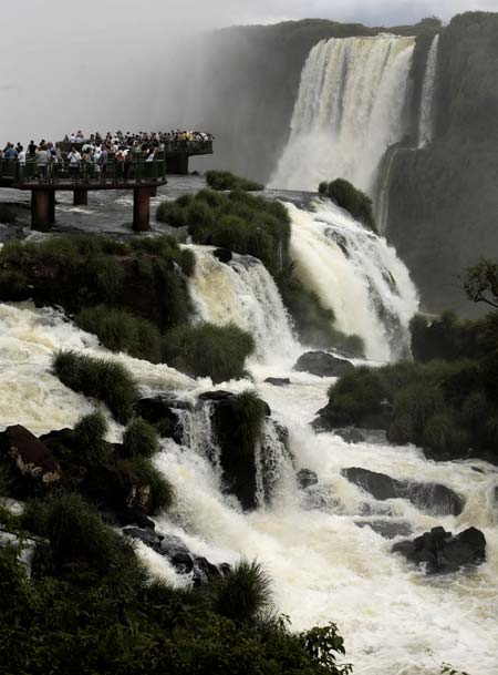 Menikmati Air Terjun Iguazu