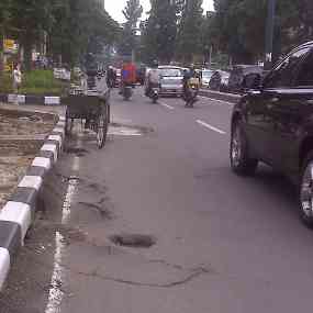 Satu dari ribuan Lubang, Mirisnya lubang ini terletak di jalan dago, jalan kebanggan orang Bandung
