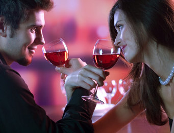 http://images.detik.com/content/2010/06/15/233/couple-date-drinking.jpg