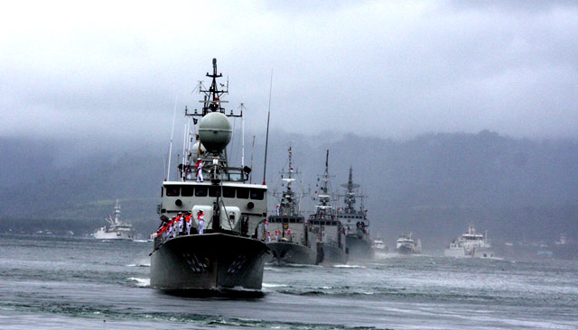 Sailing Pass KRI dan Beberapa Kapal Perang Asing Meriahkan Sail Banda 2010