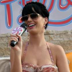 Foto Katy Perry Pakai Bikini Tanpa Sensor