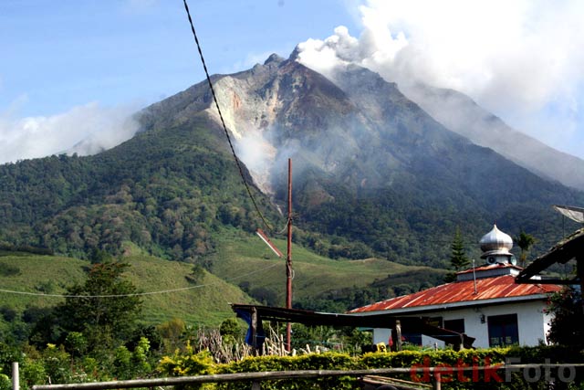 http://images.detik.com/content/2010/08/29/157/Sinabung-Lagi2.jpg