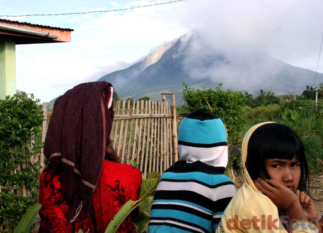 http://images.detik.com/content/2010/08/29/157/Sinabung-Lagi4.jpg