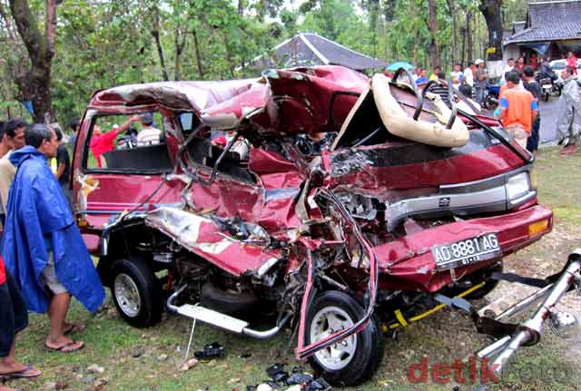 http://images.detik.com/content/2010/09/06/157/Kecelakaan-Maut1.jpg