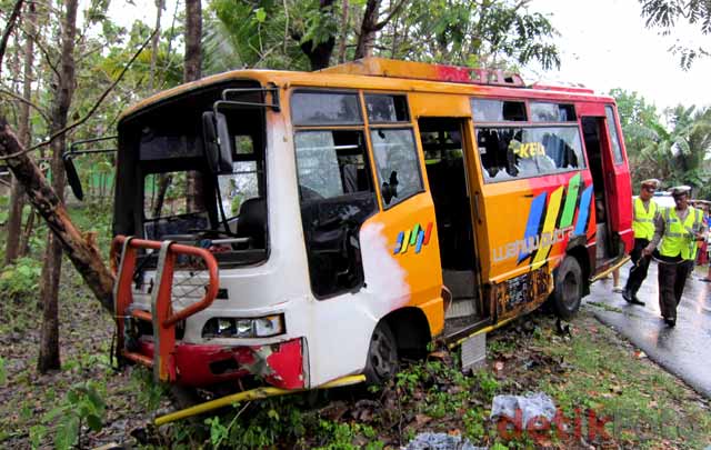 http://images.detik.com/content/2010/09/06/157/Kecelakaan-Maut3.jpg