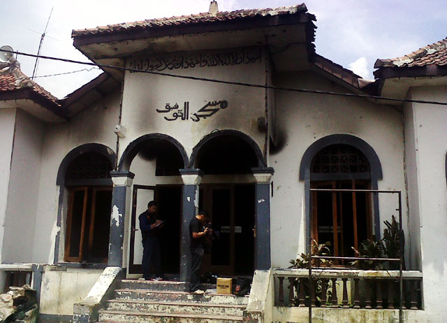 masjid ahmadiyah dibakar