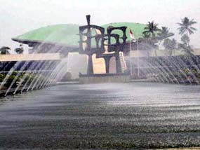 http://images.detik.com/content/2010/10/19/10/dpr-dalam.jpg