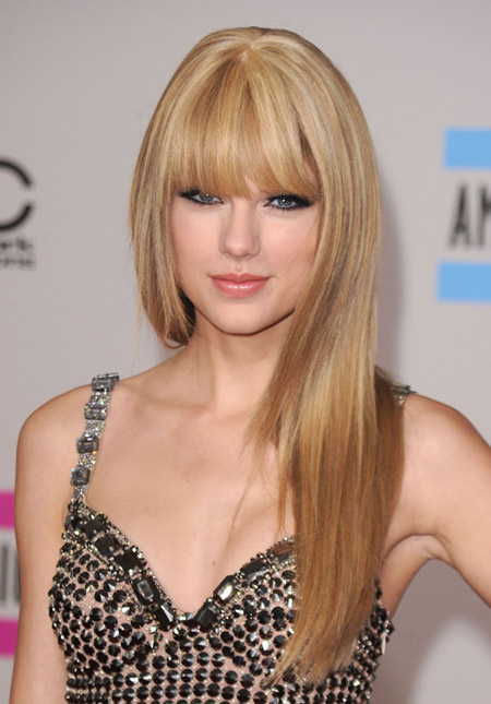 Taylor Swift Cantik Berponi