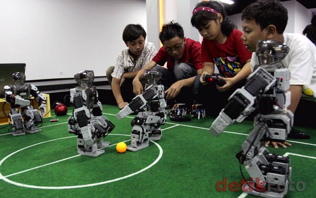 Robot Pemain Bola Karya Anak Bangsa