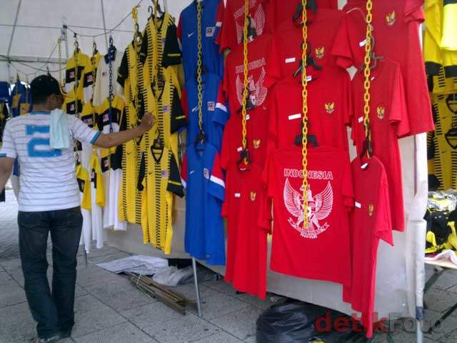 http://images.detik.com/content/2010/12/26/157/Merchandise2.jpg