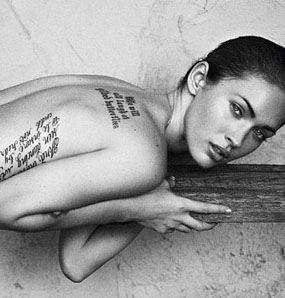 Aktris Seksi Megan Fox Topless di Iklan Armani