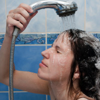 http://images.detik.com/content/2011/02/04/766/mandi-shower-ts-dalam.jpg