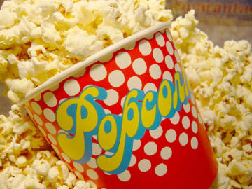 Efek Negatif Makan Popcorn Sambil Nonton
