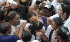 Atraksi Ciuman Massal di Denpasar Usai Nyepi