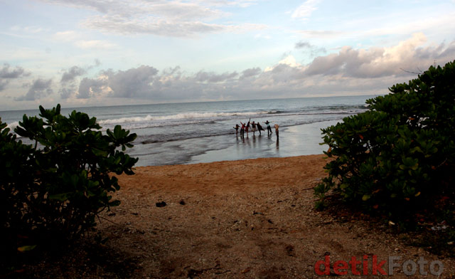 Pesona Alam Pantai Cibuaya