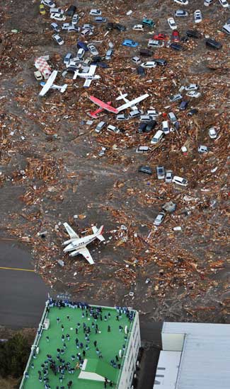 Tsunami Hantam Bandara Sendai