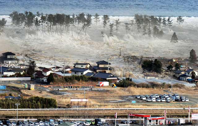 Gelombang tsunami yang menerjang Jepang ini tingginya mencapai 10 meter Gempa Tsunami Jepang 2011