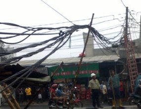 Angin Puting Beliung Putuskan 10 Titik Kabel Listrik di Bogor