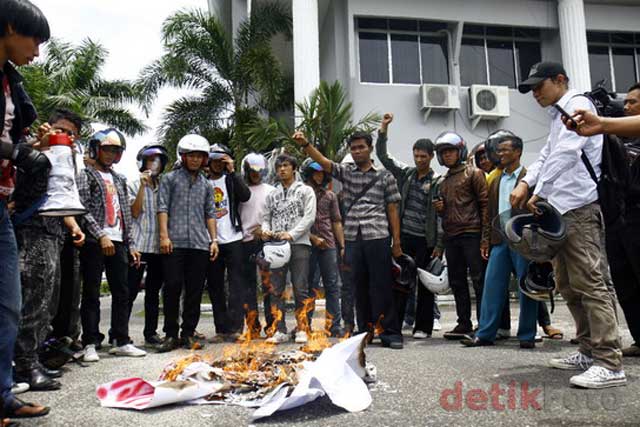 Foto Nurdin Dibakar di Riau
