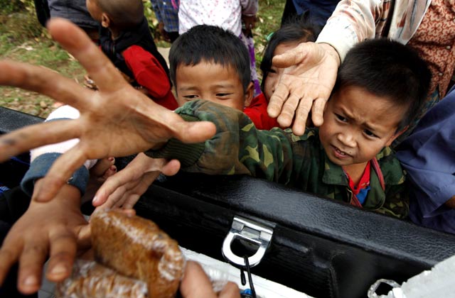 Korban Gempa Myanmar Terima Bantuan