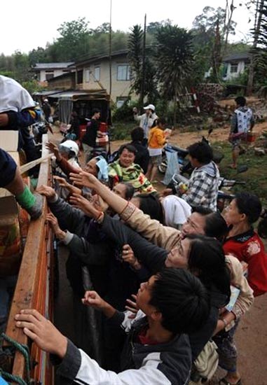 Korban Gempa Myanmar Terima Bantuan