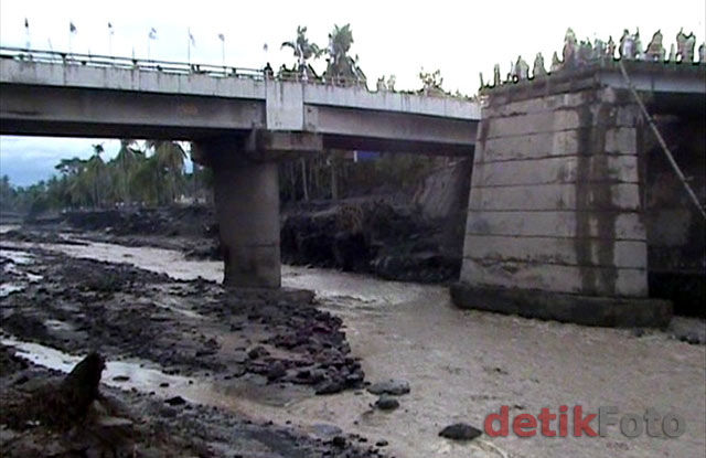 Jembatan Jalur Semarang-Yogya Ambrol