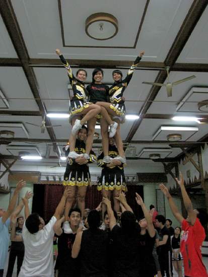 Aksi Akrobatik Cheerleader Crown All Star