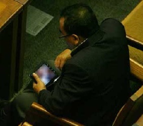 Duh! Anggota DPR Tertangkap Basah Nonton Video Porno di Paripurna