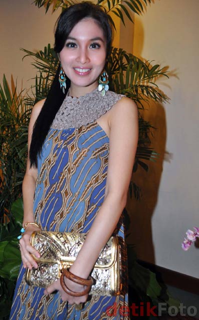 Sandra Dewi Cantik Berbusana Batik