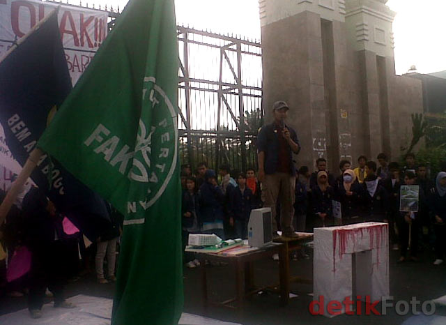 Mahasiswa Demo Tolak Gedung Baru DPR