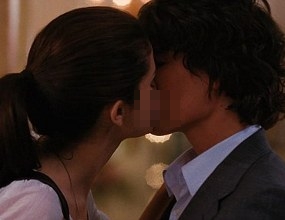 Ups! Selena Gomez Ciuman Bibir dengan Cowok Lain