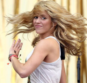 Shakira Dirampok Penggemar Saat Konser