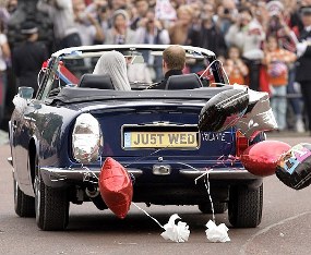 Naik Aston Martin, William & Kate Tinggalkan Buckingham