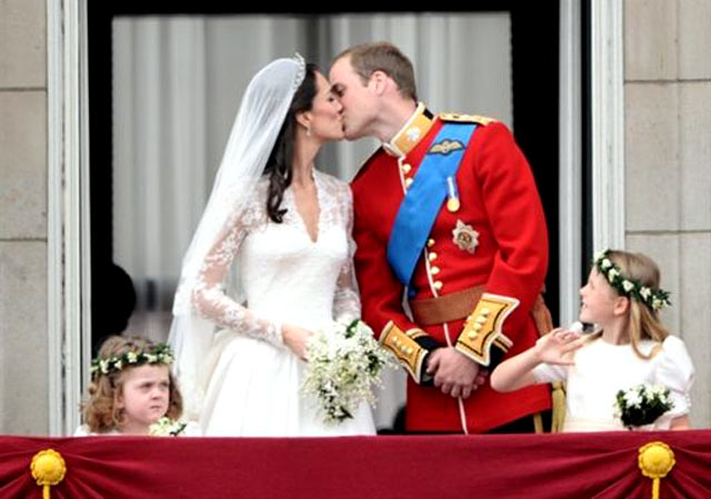 Kate Middleton Pangeran William kissing picture