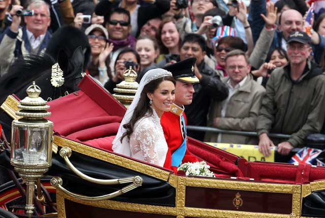 William & Kate Menuju Istana Buckingham