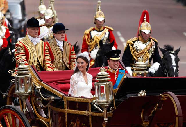 William & Kate Menuju Istana Buckingham