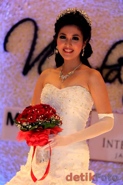 Sandra Dewi Cantik dengan Gaun Pengantin