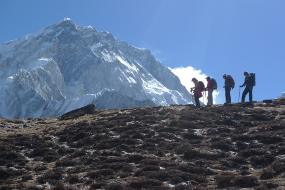 5 Ibu Usia 50 Tahunan Mendaki 5 Gunung Es di 5 Benua