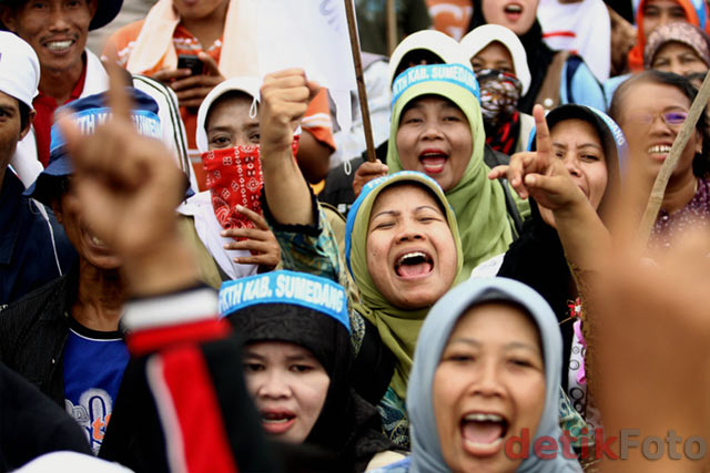 Ratusan Guru Honorer Demo Istana