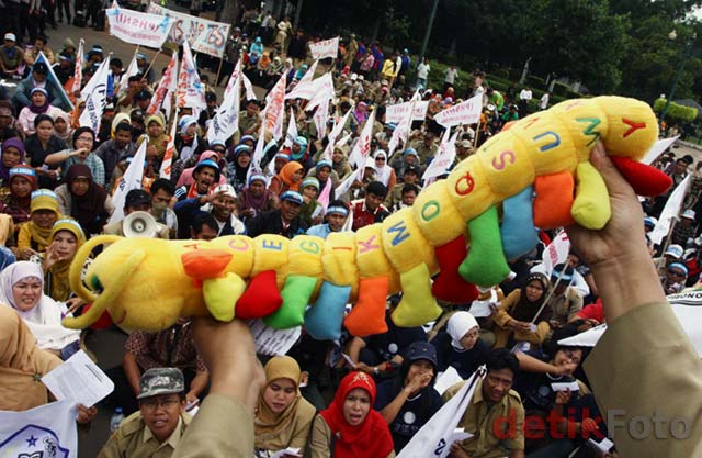 Ratusan Guru Honorer Demo Istana