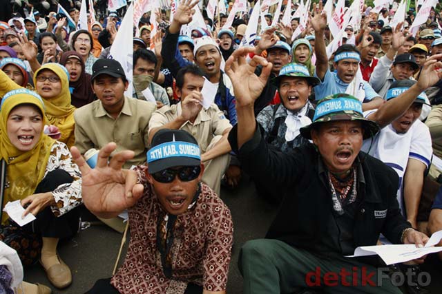 Ratusan Guru Honorer Demo Istana