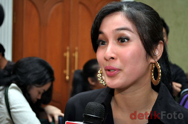 Sandra Dewi Tampil Santai