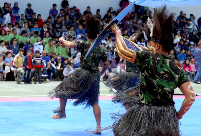 Tari Perang Suku Asmat Hibur Warga Libanon
