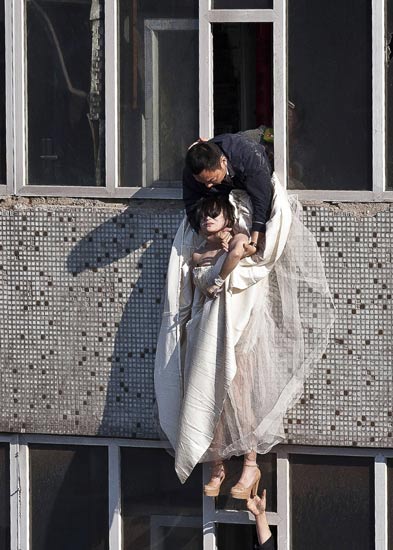 Percobaan Bunuh Diri dengan Gaun Pengantin
