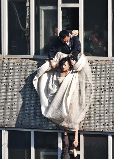 Percobaan Bunuh Diri dengan Gaun Pengantin