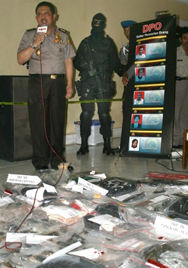 Tersangka Bom Cirebon Dipamerkan