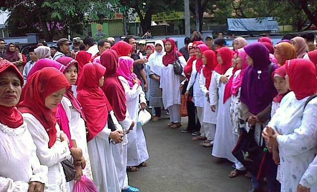 Ibu-ibu Ramaikan Sidang Mochtar Mohamad